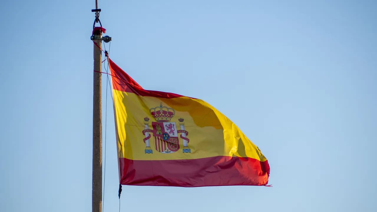 photologuephotos2022-10national-flag-of-spain-waving-on-the-flagpole-over-clear-blue-skyjpg photologuephotos2022-10national-flag-of-spain-waving-on-the-flagpole-over-clear-blue-skyjpg