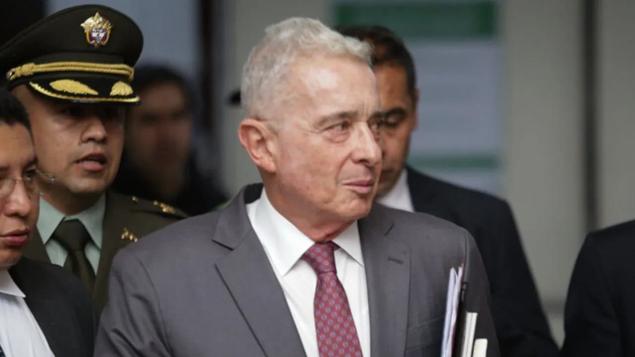 photologuephotos2025-03alvaro_uribejpg photologuephotos2025-03alvaro_uribejpg