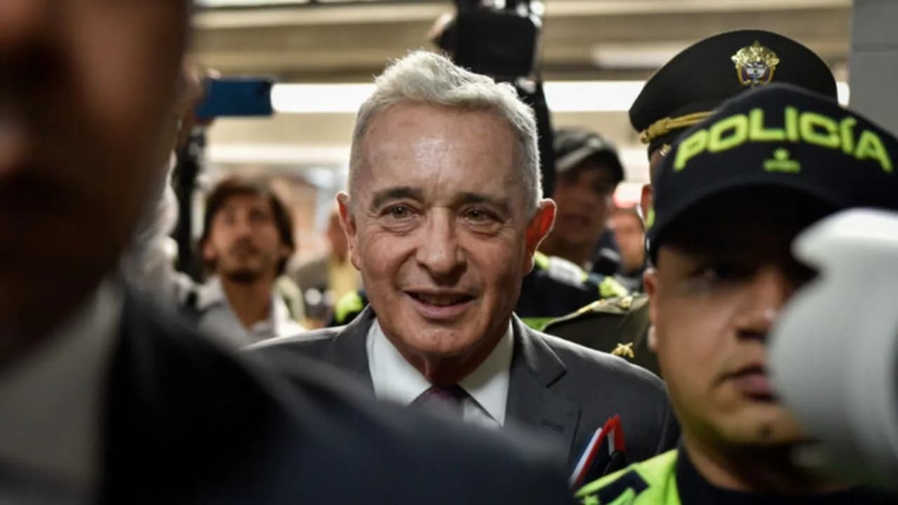 photologuephotos2025-04_que_sigue_en_el_juicio_en_contra_del_expresidente_alvaro_uribejpg photologuephotos2025-04_que_sigue_en_el_juicio_en_contra_del_expresidente_alvaro_uribejpg