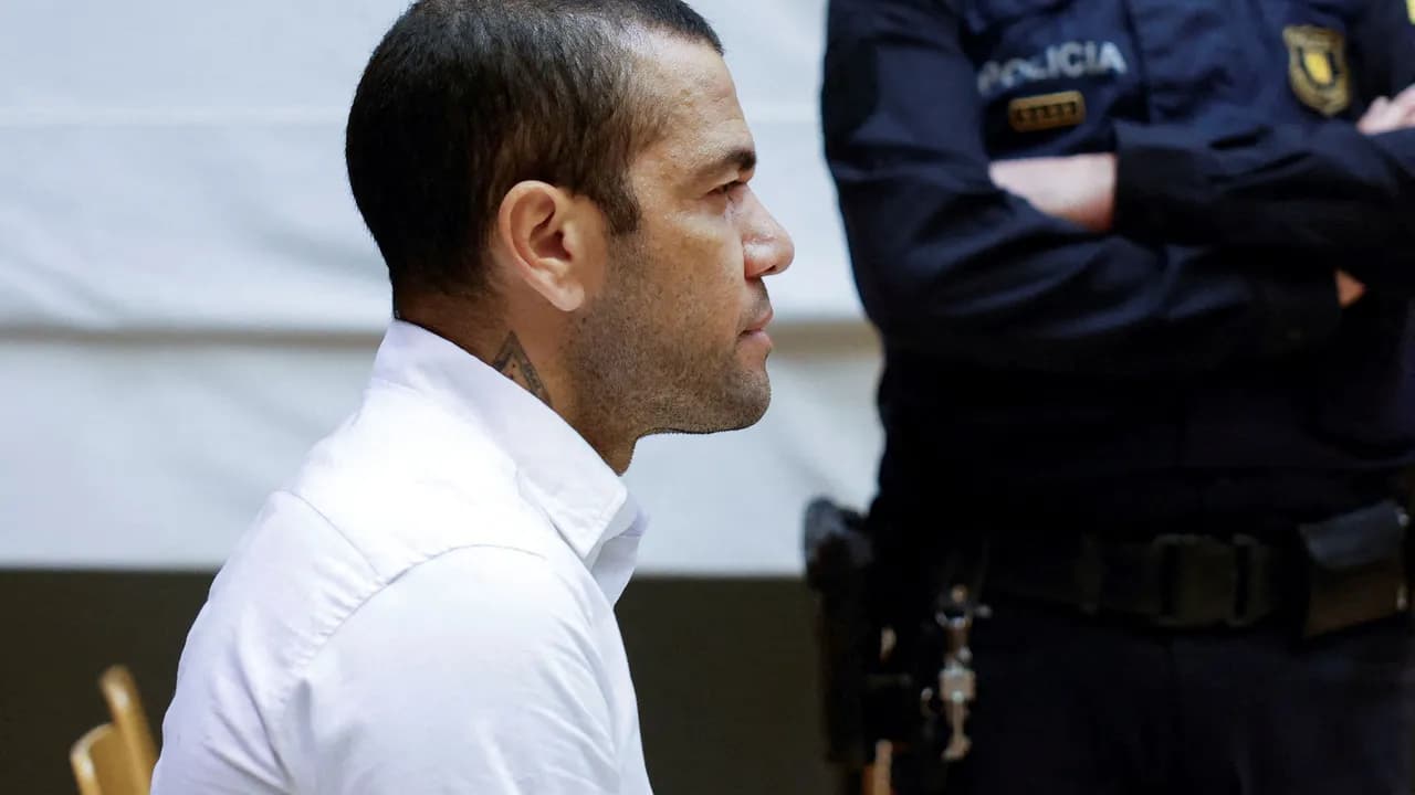 photologuephotos2025-03dani_alves_condenado_a_4_anos_y_medio_de_carcel_por_violar_a_una_joven_en_barcelonajpg photologuephotos2025-03dani_alves_condenado_a_4_anos_y_medio_de_carcel_por_violar_a_una_joven_en_barcelonajpg