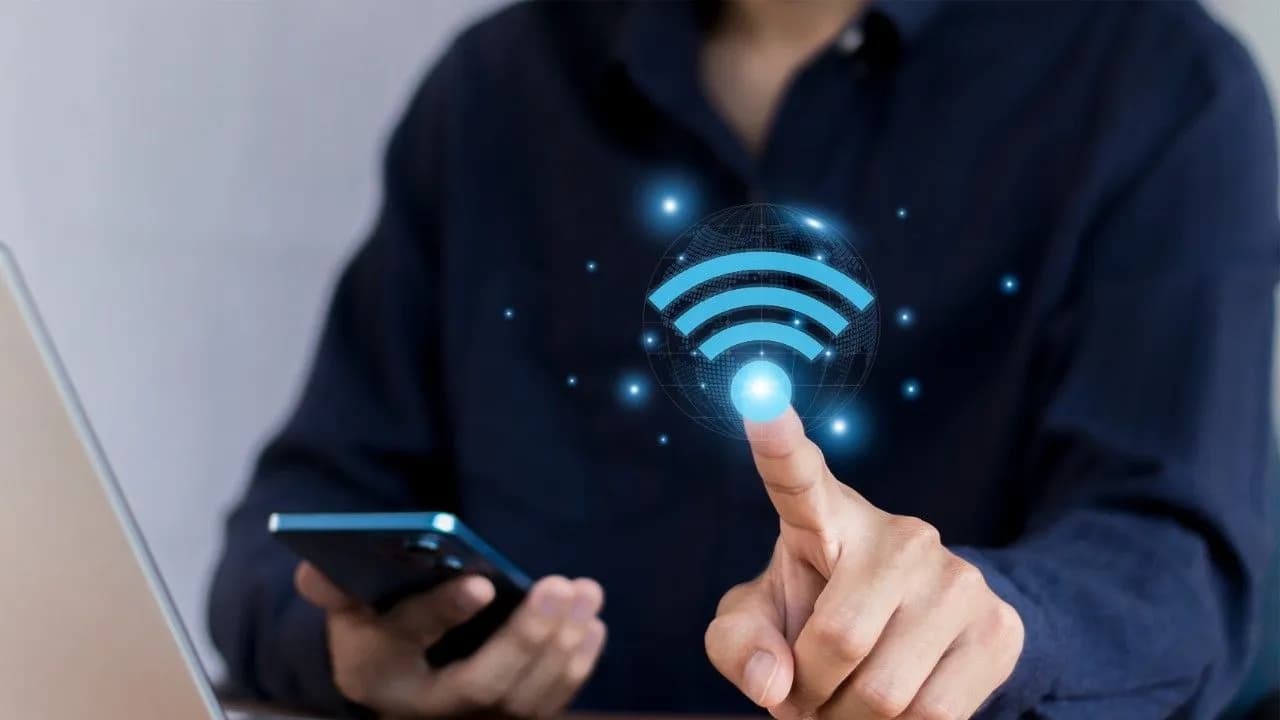 photologuephotos2025-04worldwide-wireless-communications-wifi-signal-hands-business-people_1jpg photologuephotos2025-04worldwide-wireless-communications-wifi-signal-hands-business-people_1jpg