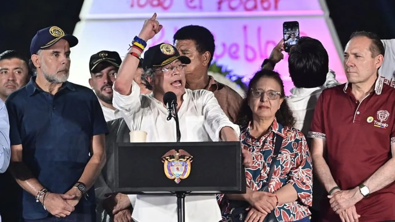 photologuephotos2025-05_el_gobierno_no_tocara_al_pueblo_presidente_petro_sobre_una_eventual_huelga_indefinidajpg photologuephotos2025-05_el_gobierno_no_tocara_al_pueblo_presidente_petro_sobre_una_eventual_huelga_indefinidajpg