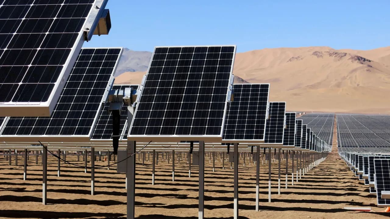 photologuephotos2022-02paneles_solares_atacama_reuters_comprmidajpeg photologuephotos2022-02paneles_solares_atacama_reuters_comprmidajpeg