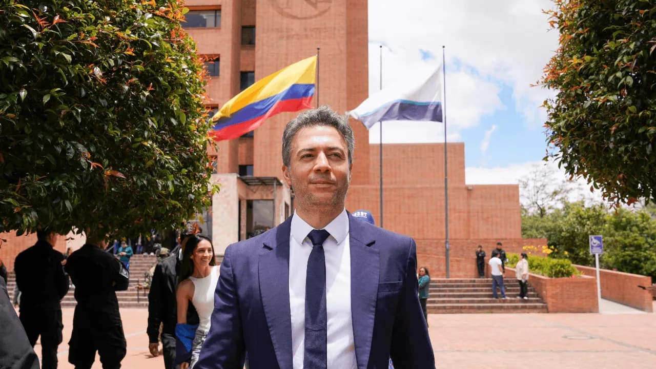 Daniel Quintero frente al edificio de la Registraduría Daniel Quintero frente al edificio de la Registraduría