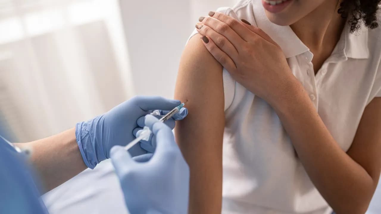 photologuephotos2022-11doctor-vaccinating-patient-in-clinicjpg photologuephotos2022-11doctor-vaccinating-patient-in-clinicjpg