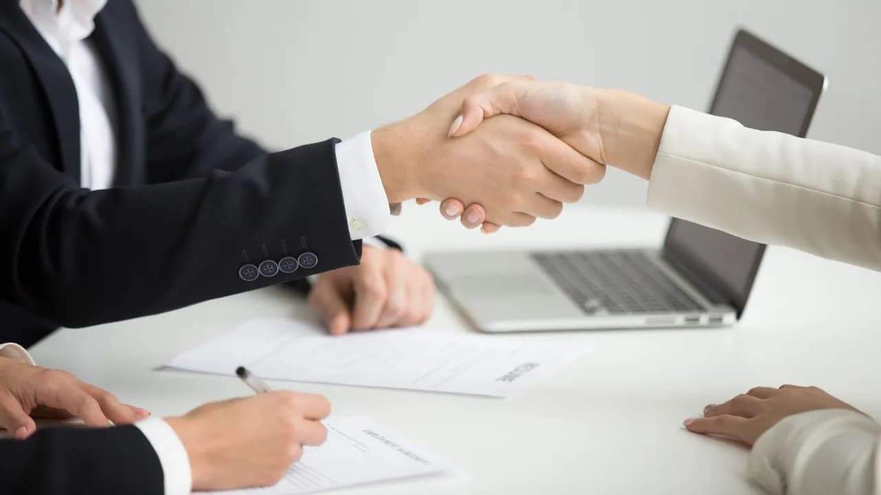 photologuephotos2022-12hr-handshaking-successful-candidate-getting-hired-at-new-job-closeupjpg photologuephotos2022-12hr-handshaking-successful-candidate-getting-hired-at-new-job-closeupjpg