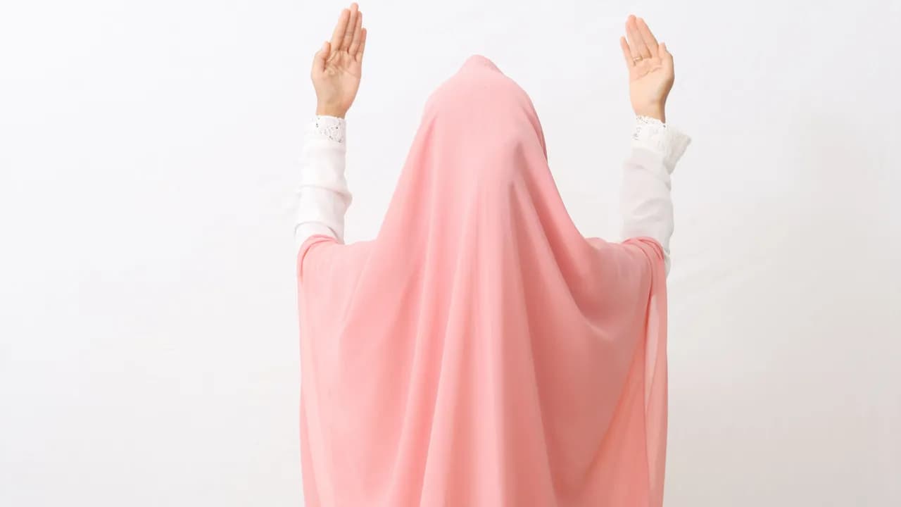photologuephotos2022-09back-view-of-muslim-woman-wearing-veil-or-hijab-praying-isolated-on-white-background-with-copy-spacejpg photologuephotos2022-09back-view-of-muslim-woman-wearing-veil-or-hijab-praying-isolated-on-white-background-with-copy-spacejpg