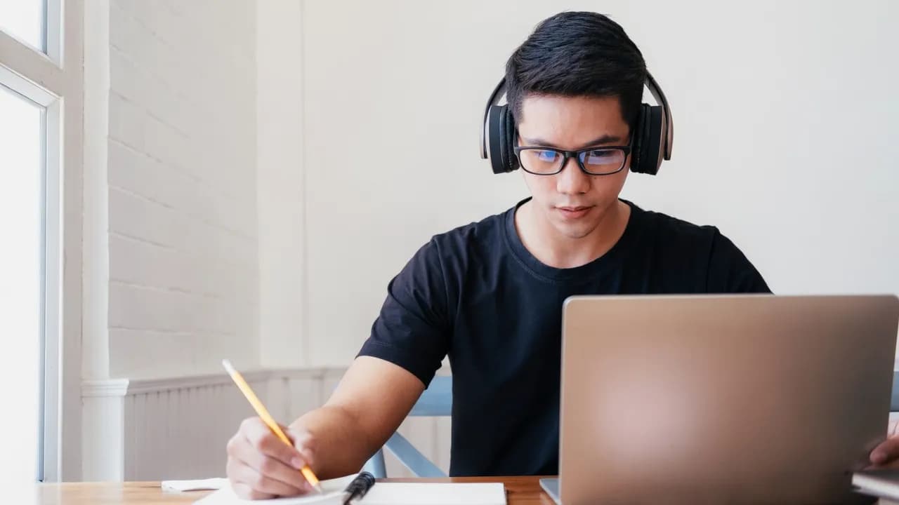photologuephotos2022-09young-man-study-at-home-using-laptop-and-learning-onlinejpg photologuephotos2022-09young-man-study-at-home-using-laptop-and-learning-onlinejpg