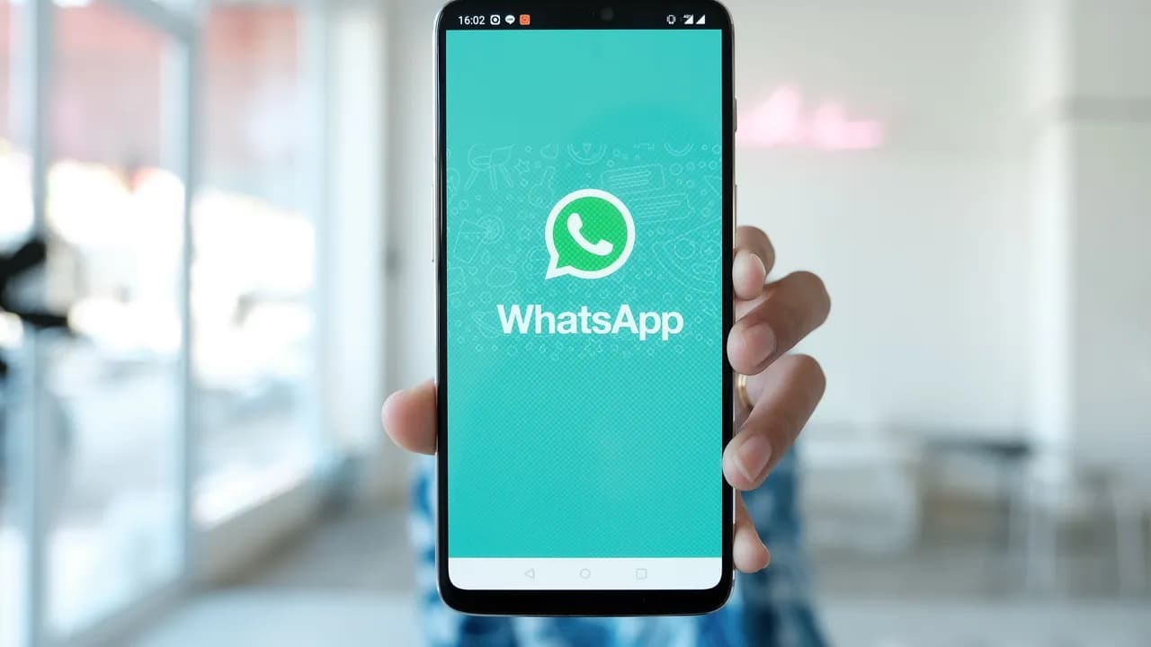 photologuephotos2022-12woman-holding-smartphone-with-whatsapp-on-the-screenjpg photologuephotos2022-12woman-holding-smartphone-with-whatsapp-on-the-screenjpg