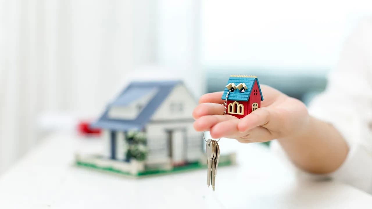 photologuephotos2022-10real-estate-agent-with-house-model-and-keysjpg photologuephotos2022-10real-estate-agent-with-house-model-and-keysjpg