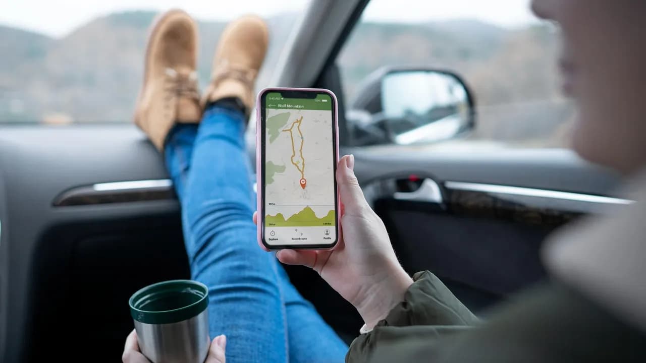 photologuephotos2022-10side-view-woman-holding-smartphone_1jpg photologuephotos2022-10side-view-woman-holding-smartphone_1jpg