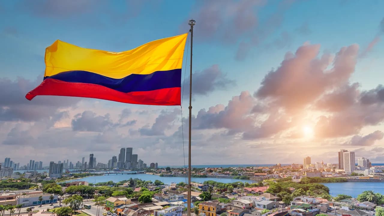 photologuephotos2022-10colombia-flag-wavering-in-front-cartagena-modern-skyline-near-historic-city-center-and-hotel-zonejpg photologuephotos2022-10colombia-flag-wavering-in-front-cartagena-modern-skyline-near-historic-city-center-and-hotel-zonejpg