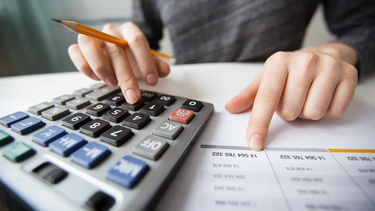 photologuephotos2022-11closeup-of-accountant-hands-counting-on-calculatorjpg photologuephotos2022-11closeup-of-accountant-hands-counting-on-calculatorjpg