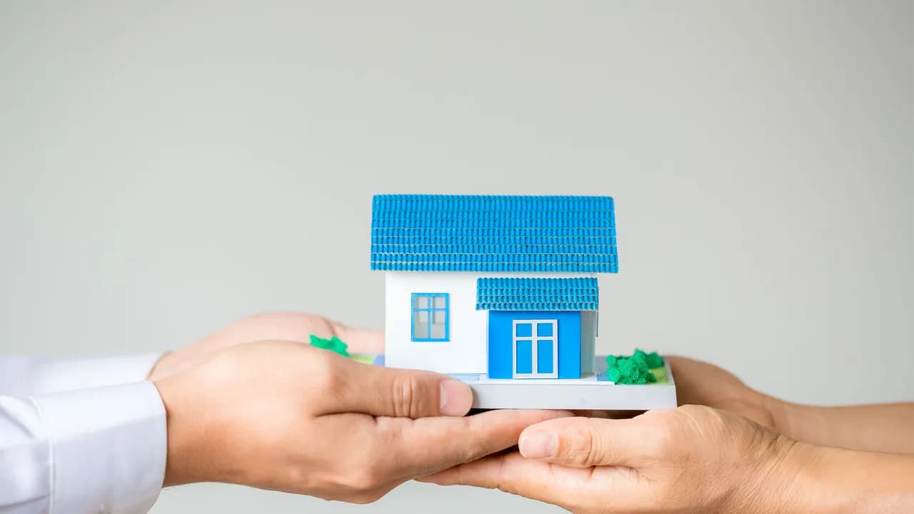 photologuephotos2022-12real-estate-broker-agent-presenting-and-consult-to-customer-to-decision-making-sign-insurance-form-agreementjpg photologuephotos2022-12real-estate-broker-agent-presenting-and-consult-to-customer-to-decision-making-sign-insurance-form-agreementjpg