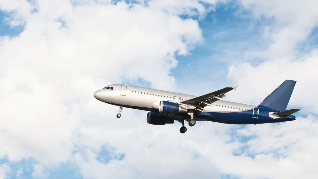 photologuephotos2022-11airplane-flying-in-cloudy-skyjpg photologuephotos2022-11airplane-flying-in-cloudy-skyjpg