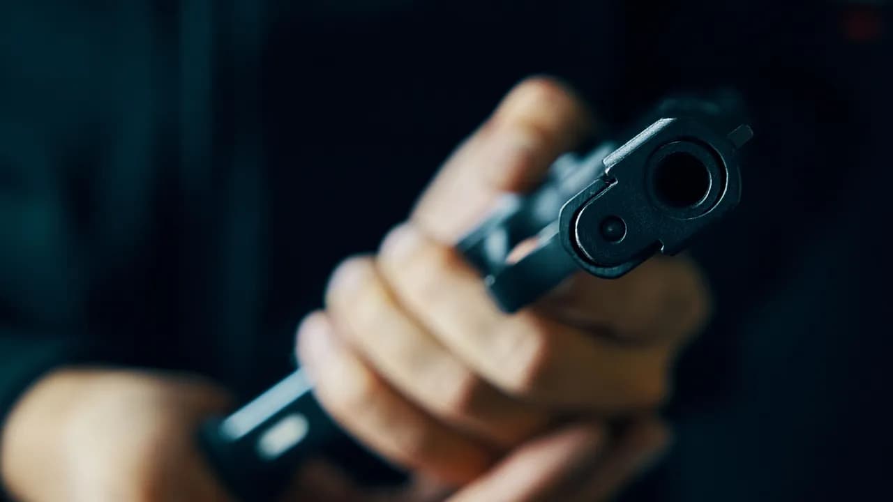 photologuephotos2023-01muzzle-of-gun-closeup-man-reloading-pistol-weapon-ammunition-firearms-in-hand-on-dark-background-defjpg photologuephotos2023-01muzzle-of-gun-closeup-man-reloading-pistol-weapon-ammunition-firearms-in-hand-on-dark-background-defjpg
