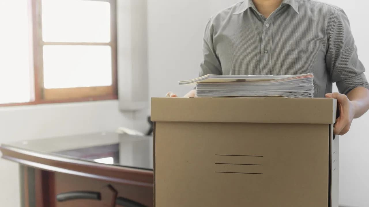 photologuephotos2023-01upset-employee-packing-belongings-in-boxjpg photologuephotos2023-01upset-employee-packing-belongings-in-boxjpg
