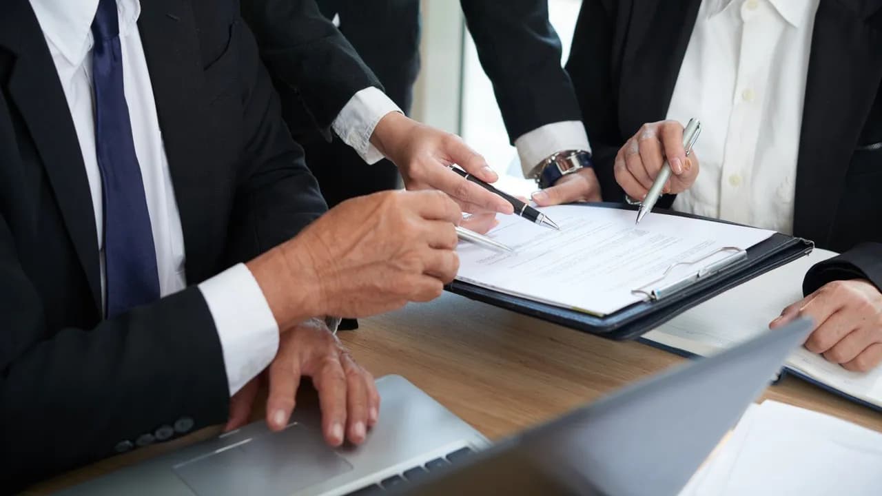 photologuephotos2023-01checking-contract-termsjpg photologuephotos2023-01checking-contract-termsjpg