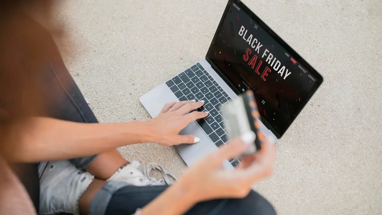 photologuephotos2022-11woman-wanting-to-buy-something-on-black-friday-on-laptopjpg photologuephotos2022-11woman-wanting-to-buy-something-on-black-friday-on-laptopjpg