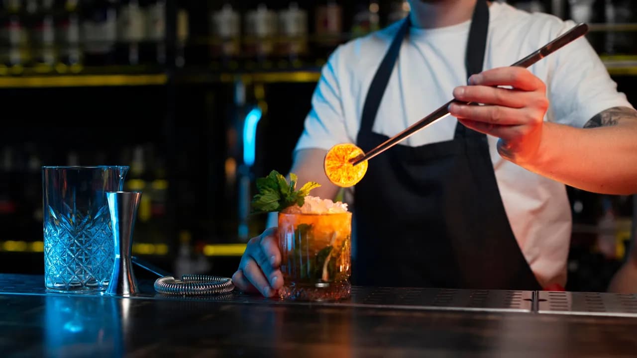 photologuephotos2022-11bartender-making-delicious-refreshing-cocktailjpg photologuephotos2022-11bartender-making-delicious-refreshing-cocktailjpg