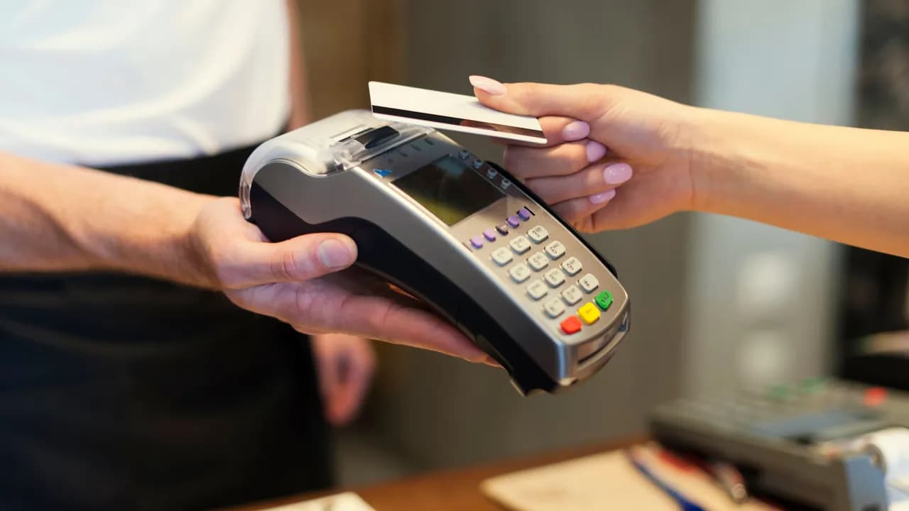 photologuephotos2022-12close-up-of-customer-paying-by-credit-cardjpg photologuephotos2022-12close-up-of-customer-paying-by-credit-cardjpg