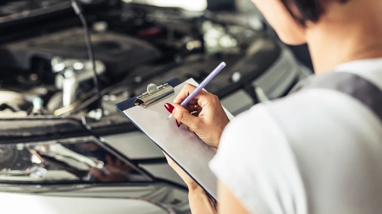 photologuephotos2022-12high-angle-woman-feeling-car-service-formjpg photologuephotos2022-12high-angle-woman-feeling-car-service-formjpg
