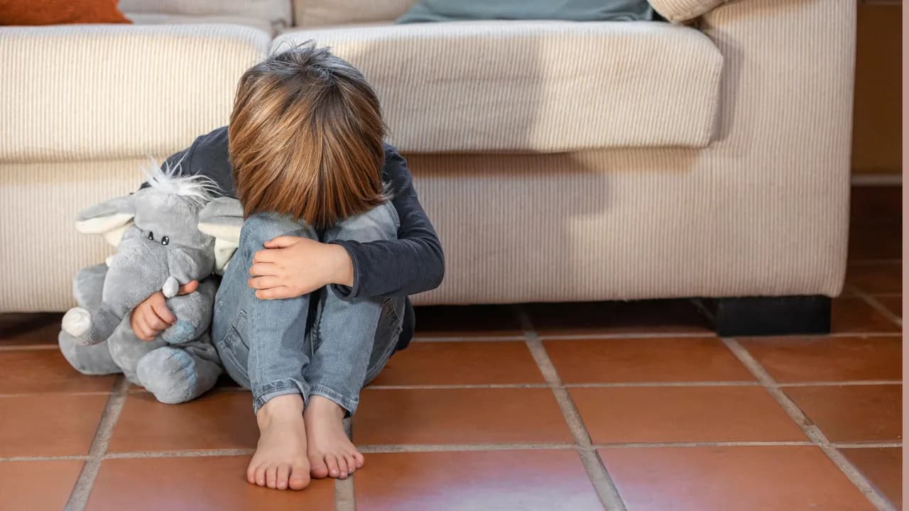 photologuephotos2022-12little-boy-outdoors-upset-holding-his-toy_0jpg photologuephotos2022-12little-boy-outdoors-upset-holding-his-toy_0jpg