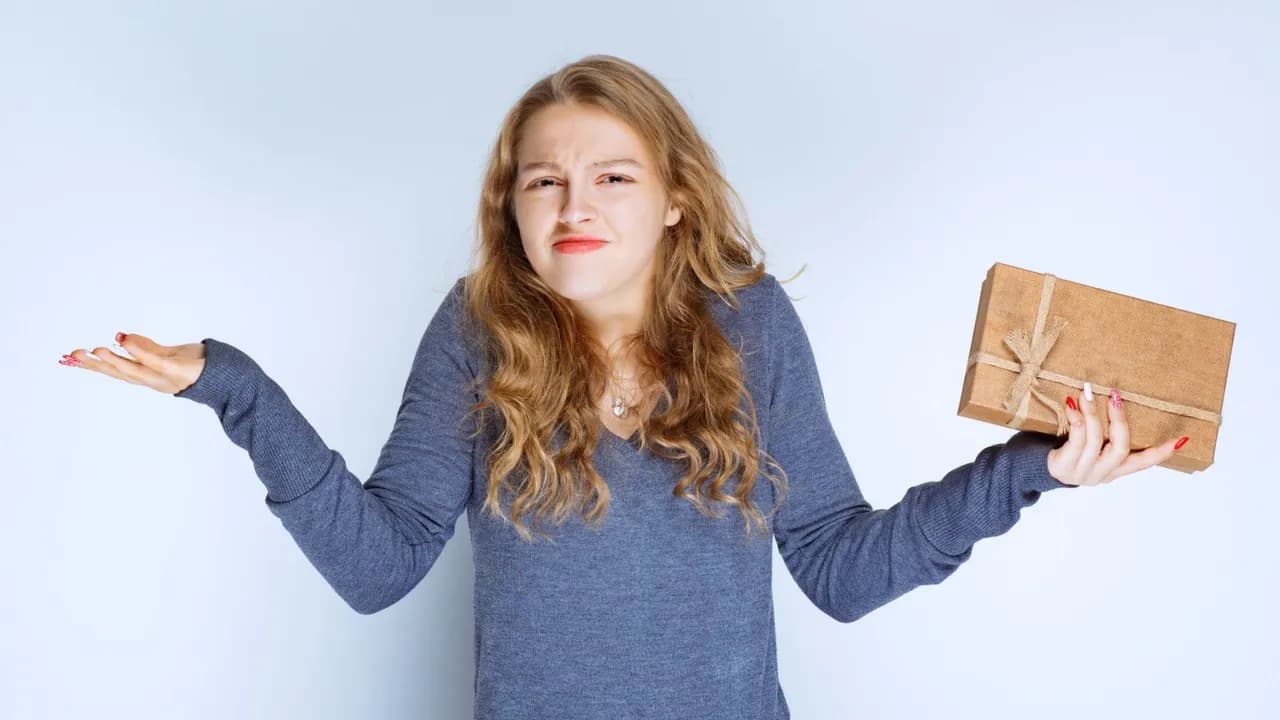 photologuephotos2022-12blonde-girl-holding-cardboard-gift-box-and-looks-confused-and-thoughtfuljpg photologuephotos2022-12blonde-girl-holding-cardboard-gift-box-and-looks-confused-and-thoughtfuljpg
