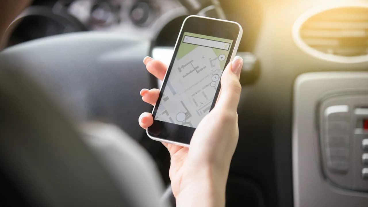 photologuephotos2022-12close-up-of-female-hand-holding-her-phone-using-navigation-systejpg photologuephotos2022-12close-up-of-female-hand-holding-her-phone-using-navigation-systejpg