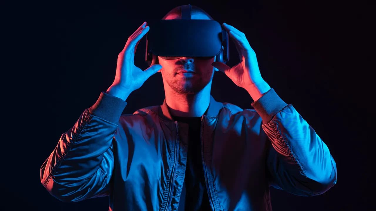 photologuephotos2023-01man-experiencing-virtual-reality-medium-shotjpg photologuephotos2023-01man-experiencing-virtual-reality-medium-shotjpg