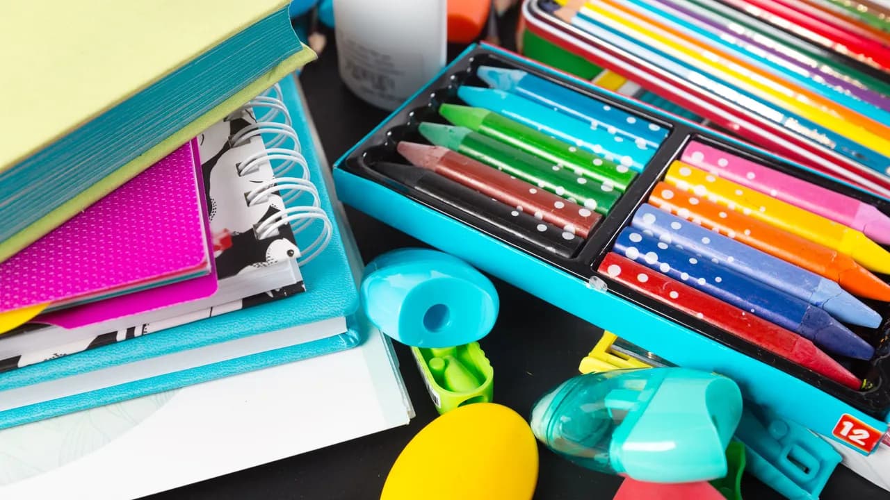 photologuephotos2023-01school-supplies-bottom-border-on-chalkboard-backgroundjpg photologuephotos2023-01school-supplies-bottom-border-on-chalkboard-backgroundjpg