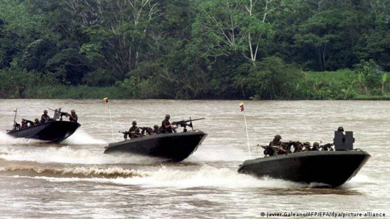 Patrulla fluvial de las Fuerzas Militares Peruanas en el río Putumayo, selva del Amazonas