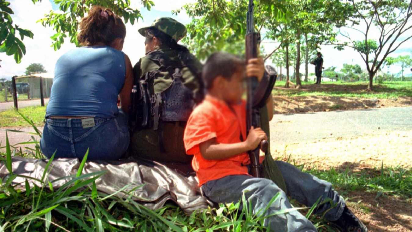 “Dos millones de pesos, una motocicleta y un fusil”: el inquietante panorama del reclutamiento de menores