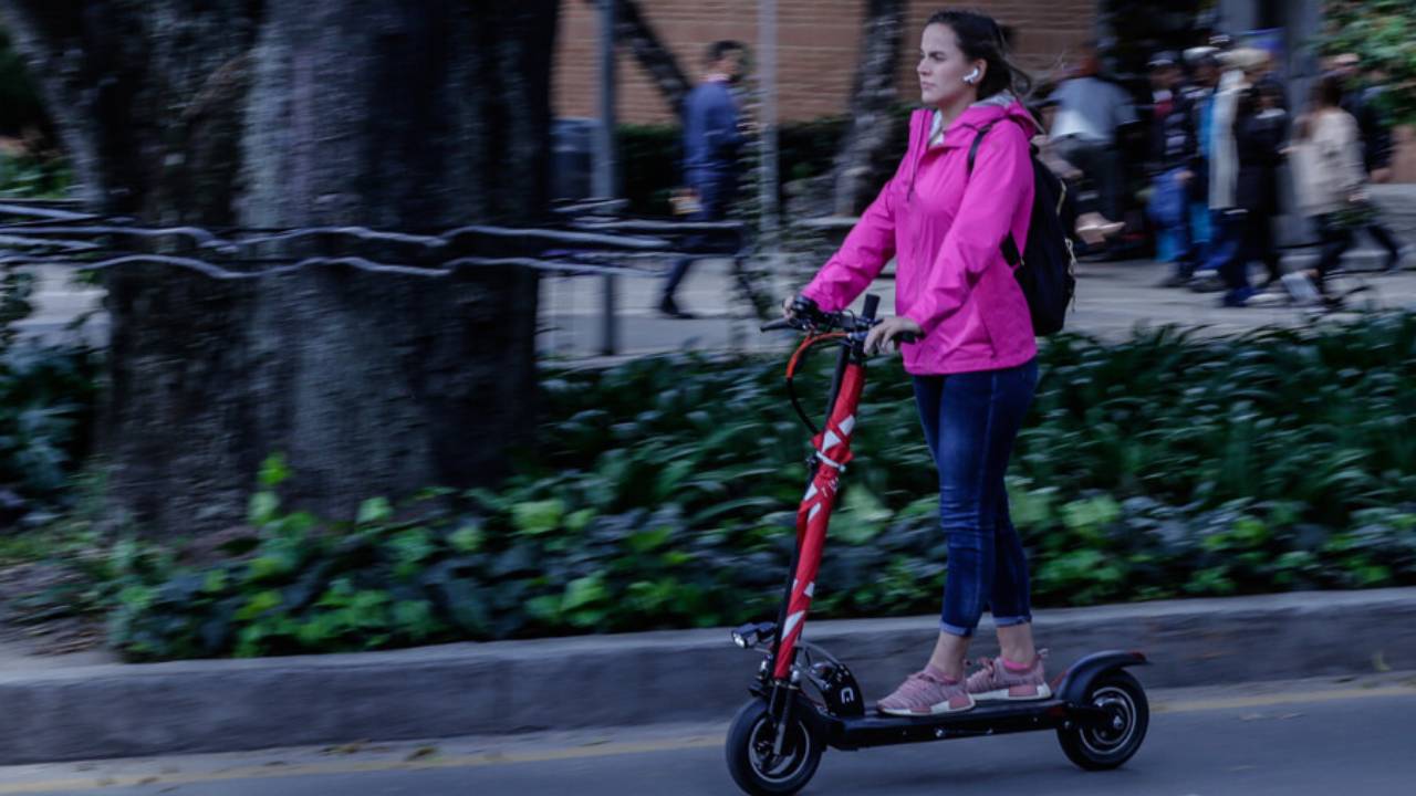 Presidente Gustavo Petro, en medio de críticas, sancionó la norma que permite vehículos eléctricos livianos en las ciclovías