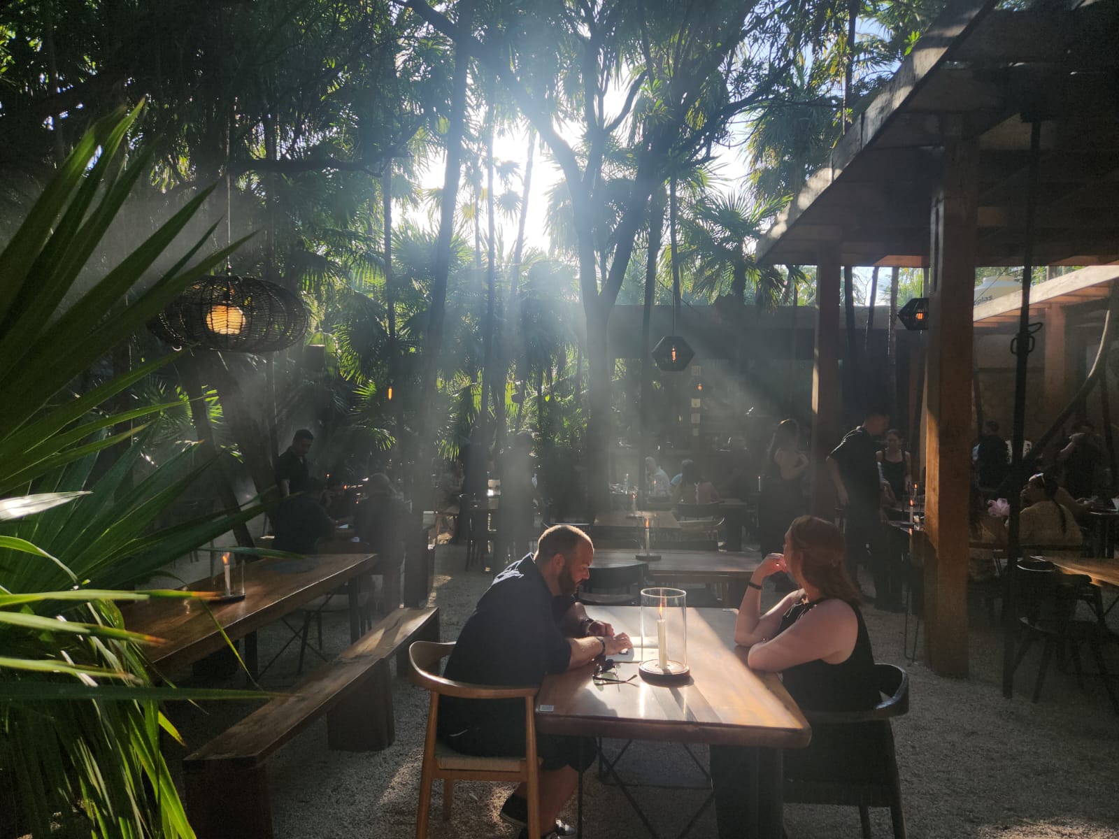 Un restaurante con piso de arena en la rivera maya donde se hace alta cocina casual inspirada en la cocina callejera con ingredientes de la selva.