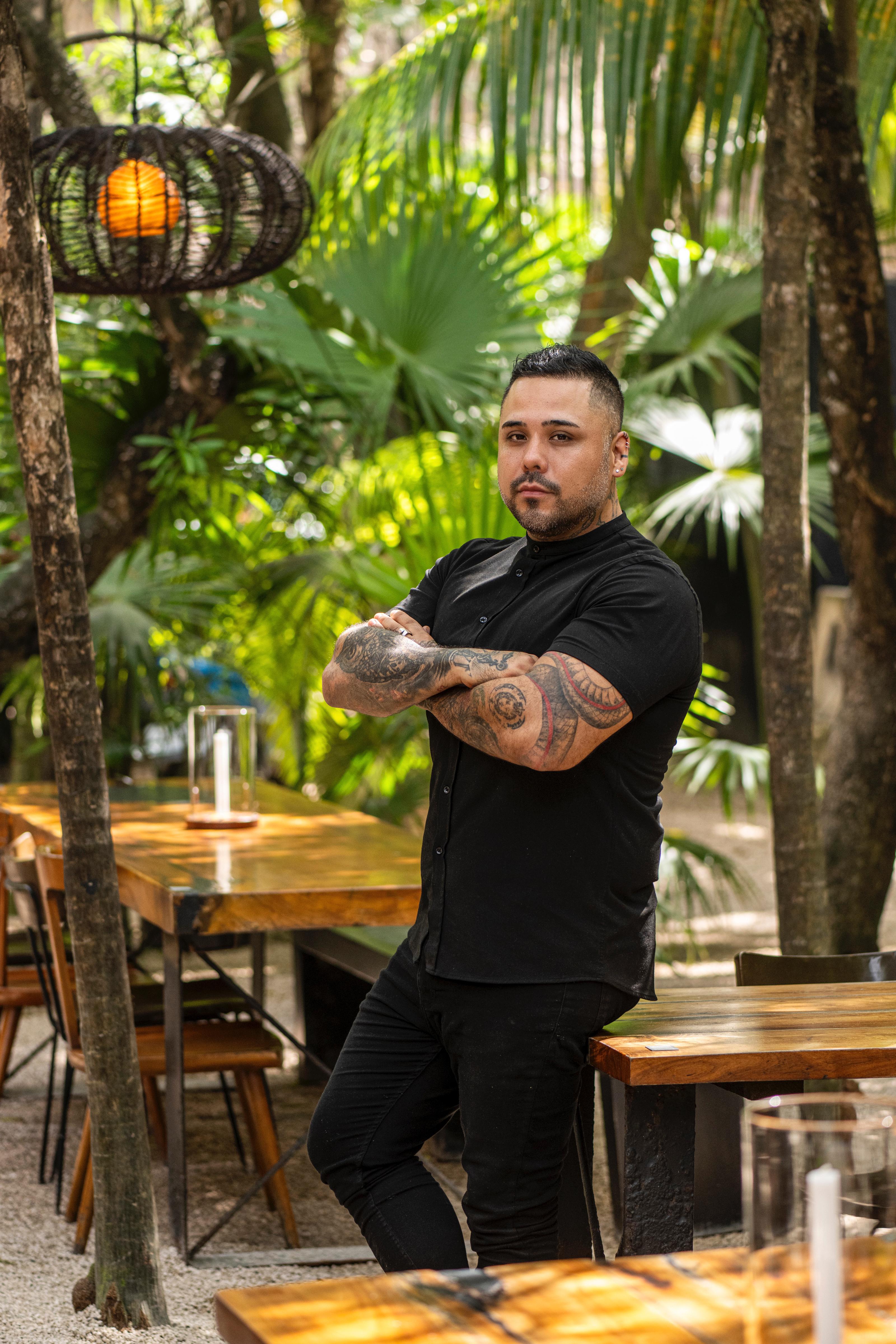 El chef que pasó por muchos restaurantes premiados y con estrellas antes de montar su propuesta, cocina inspirada en la cocina callejera con ingredientes de la selva y técnicas extranjeras.