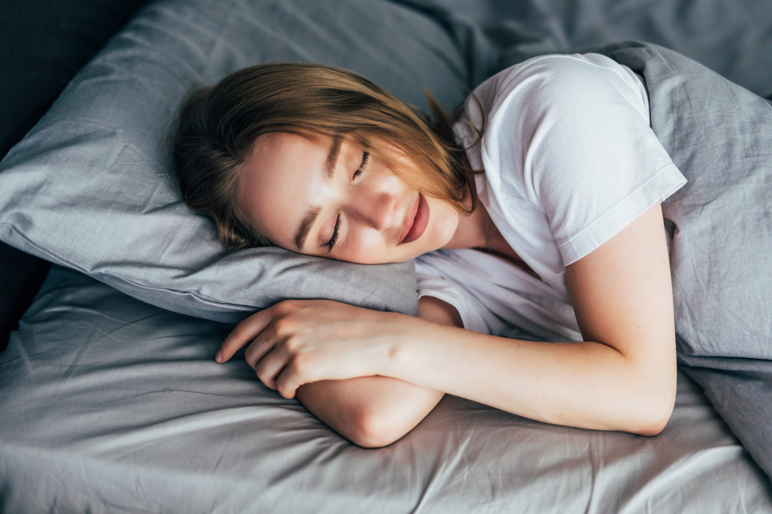 ¿Las mujeres necesitan dormir más tiempo que los hombres? Las cargas invisibles que afectan el sueño femenino
