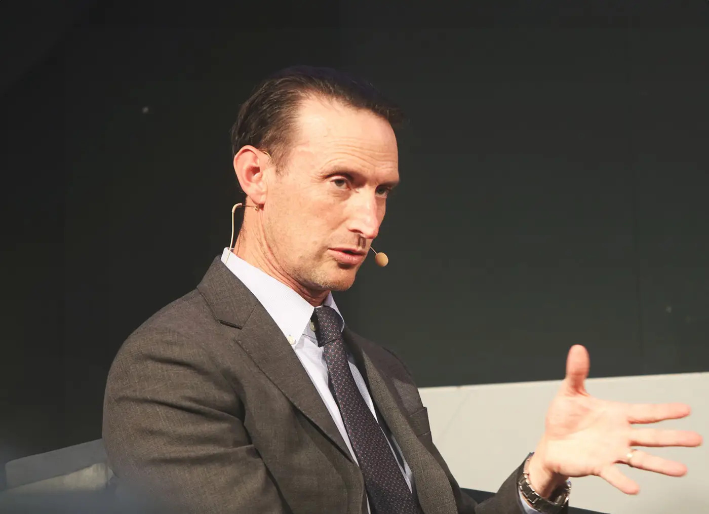 Imagen principal del artículo 'Charles Oppenheimer alerta sobre riesgo nuclear y propone una cumbre por la paz'