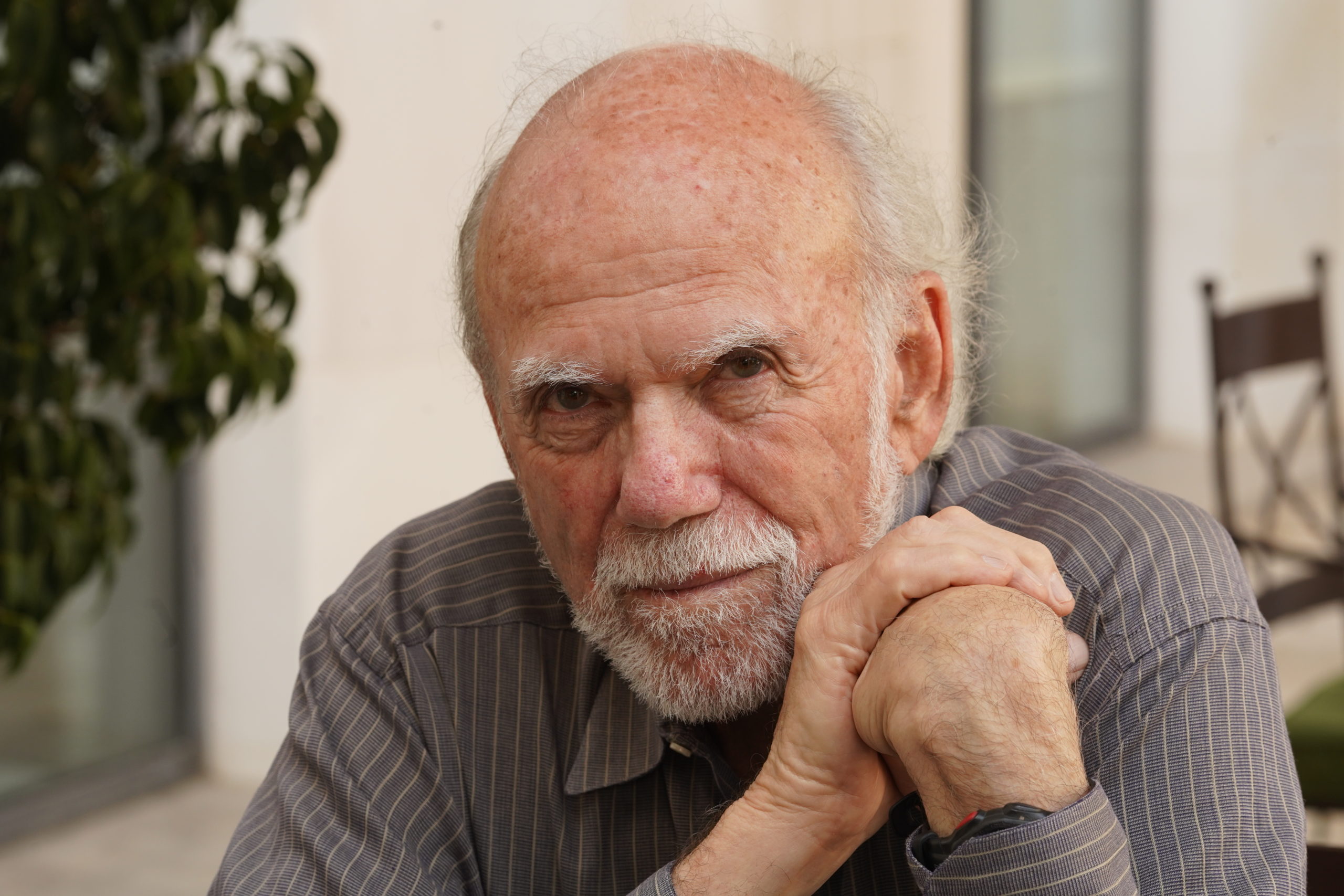 Imagen principal del artículo 'Premio Nobel de Física Barry Barish alerta que políticas de Trump dañan la ciencia en Estados Unidos'