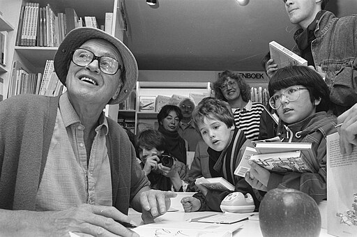 Crédito: Archivos Nacionales de los Países Bajos. Roald Dahl firmando libros en Amsterdam.