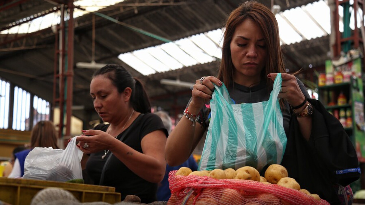 Los alimentos son una de las categorías que más pesa en la canasta básica de los colombianos. Crédito imagen: Colprensa.
