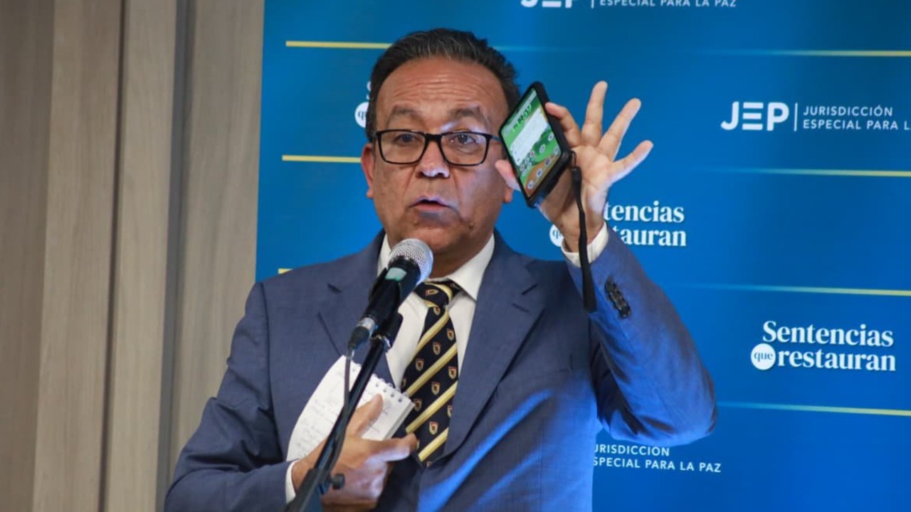 JEP presenta dispositivos electróncios con los que monitoreará a los sancionados. Créditos: JEP