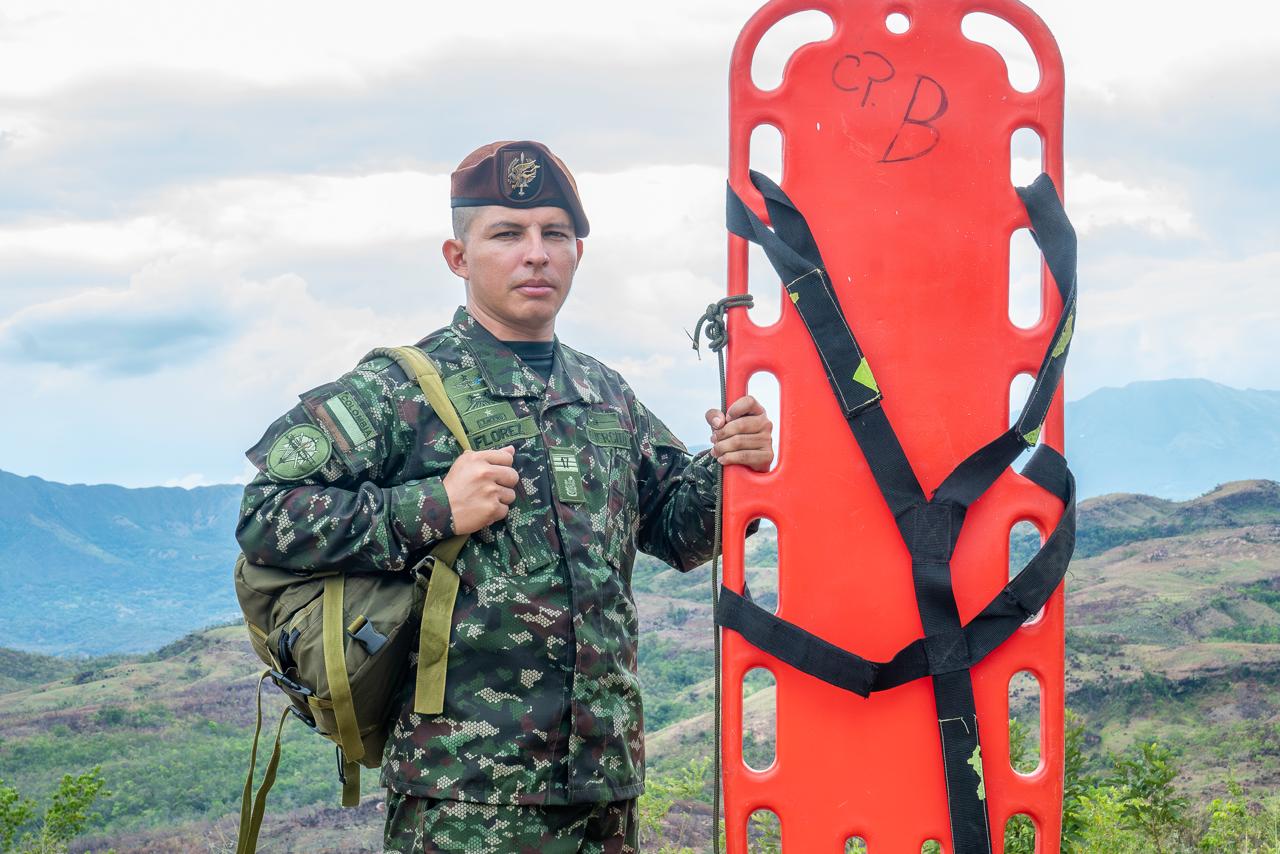 El soldado Robinson Flórez es reconocido entre las tropas como uno de los enfermeros más destacado en las operaciones militares