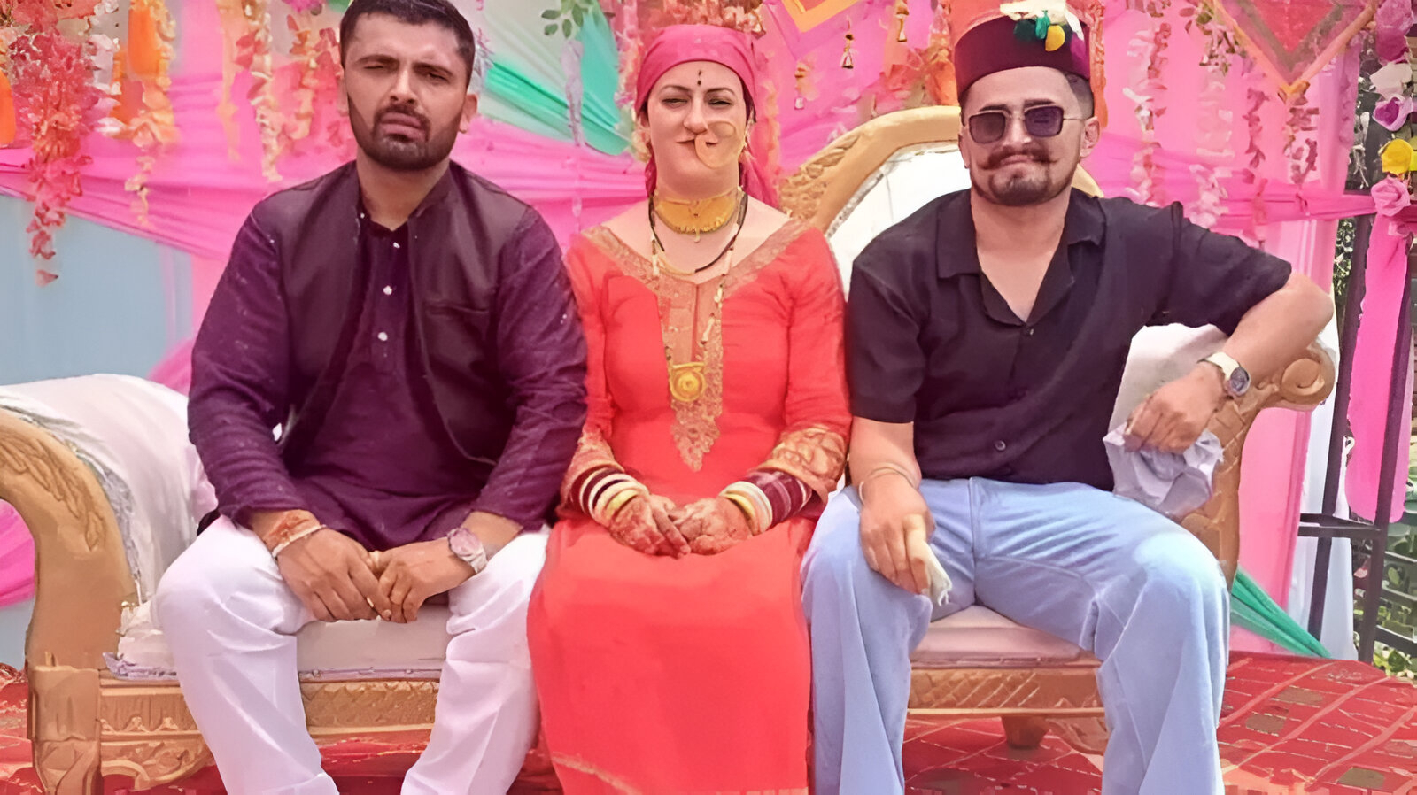 Sunita C junto con sus esposos | Crédito: Redes sociales - Alok Chauhan