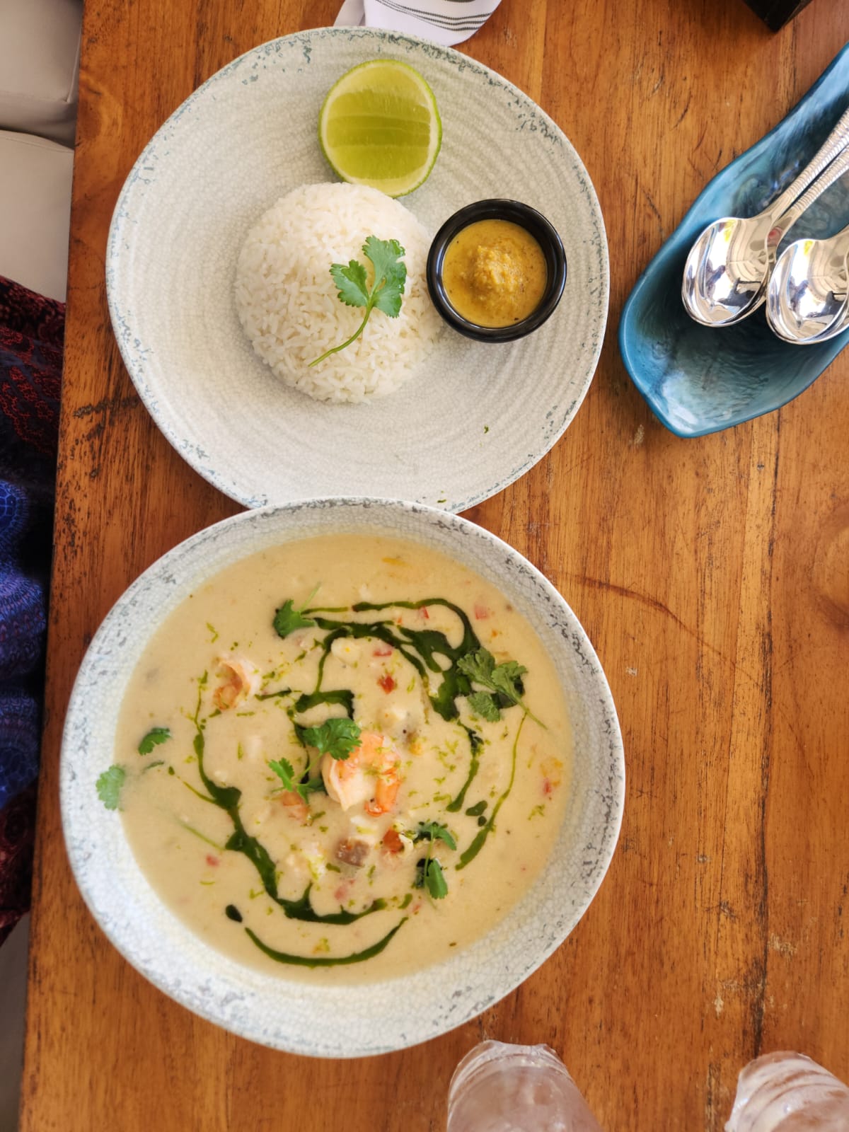 Aunque la sopa de caracol es la clara protagonista de la cocina garífuna, no es el único plato local donde el caracol es la estrella: ceviches, caracol frito, albóndigas y guiso de caracol complementan la oferta.