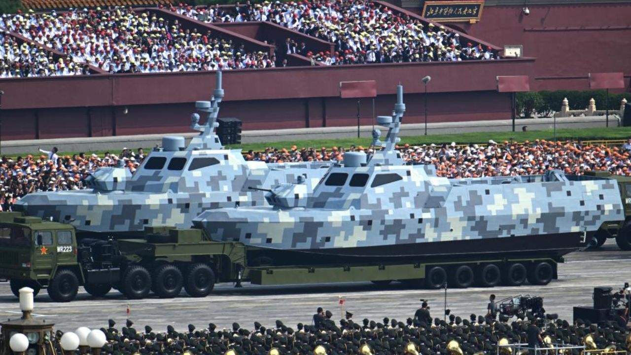 Armas láser, lobos robóticos y misiles nucleares: detalles del imponente arsenal militar que presentó China