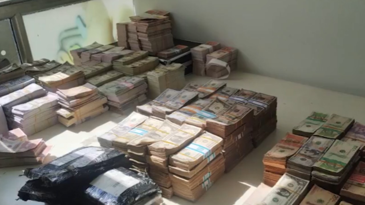 Las autoridades encontraron billetes falsos de pesos colombianos, dólares estadounidenses y euros. Créditos: Fiscalía