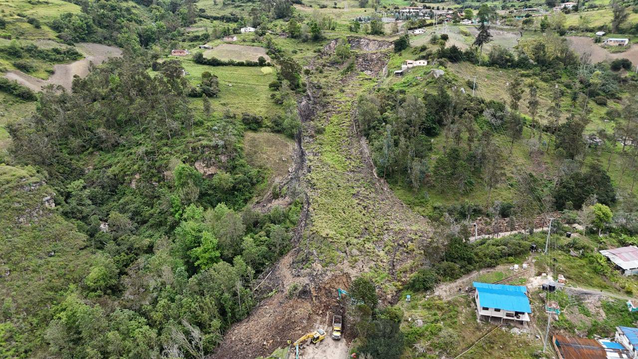 Deslizamiento de tierra en el kilómetro 18 de la Vía al Llano mantiene cerrado el corredor Bogotá–Villavicencio. Crédito: Coviandina.