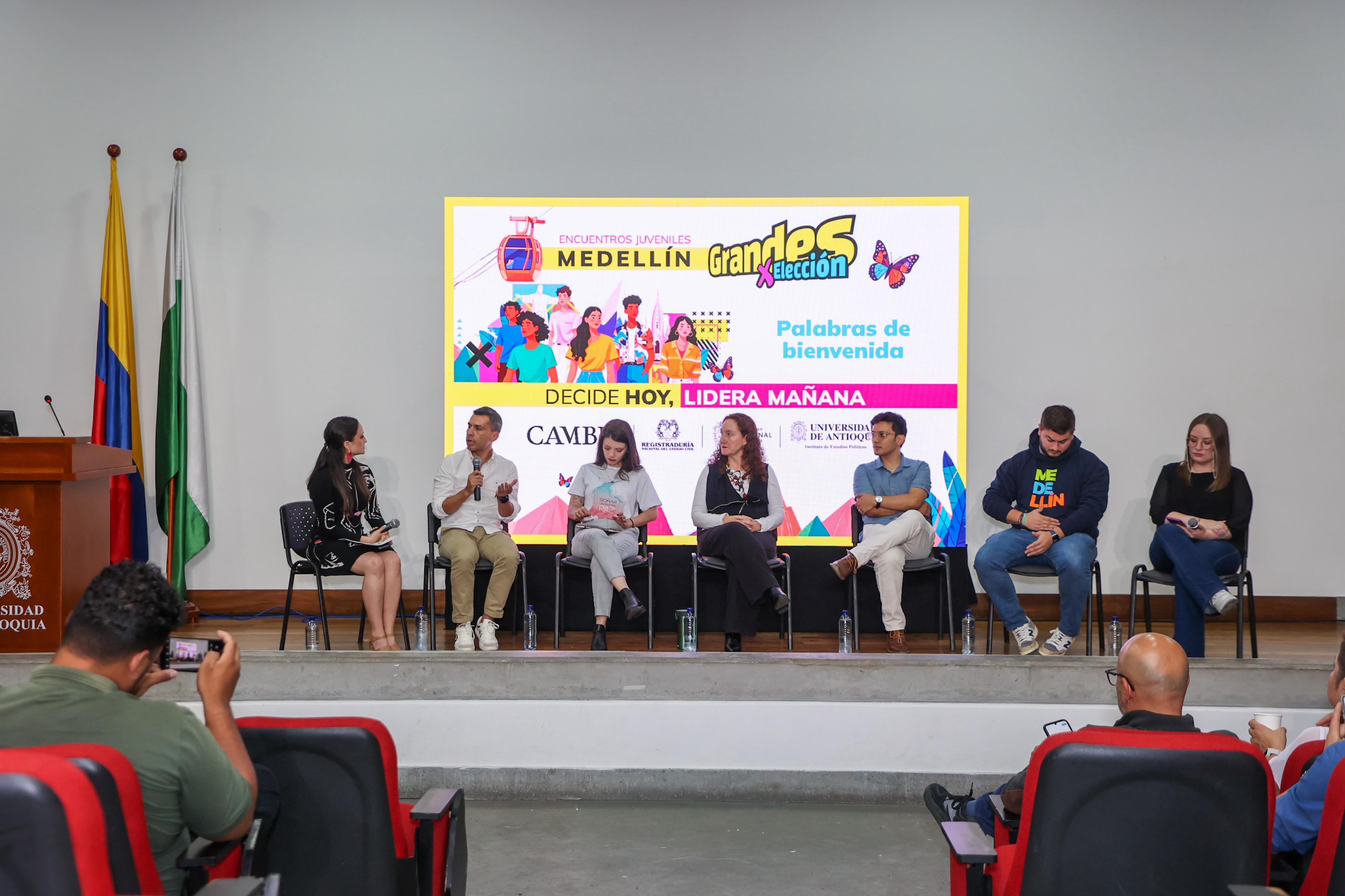 De izquierda a derecha: Paula Bravo, editora general de CAMBIO; Rafael Vargas, director de Gestión Electoral de la Registraduría; Estefanía Velásquez, consejera nacional de Juventudes por el Distrito de Medellín; Sandra Velásquez, directora del Departamento de Estudios Filosóficos y Culturales de la Universidad Nacional; Juan Camilo Portela García, docente investigador del Instituto de Estudios Políticos de la Universidad de Antioquia; Camilo Sierra, coordinador del Programa Democracia Joven de la Secretaría de Juventud de Medellín; y María Alejandra Lozano, politóloga experta en temas de democracia y participación política. | Foto: CAMBIO