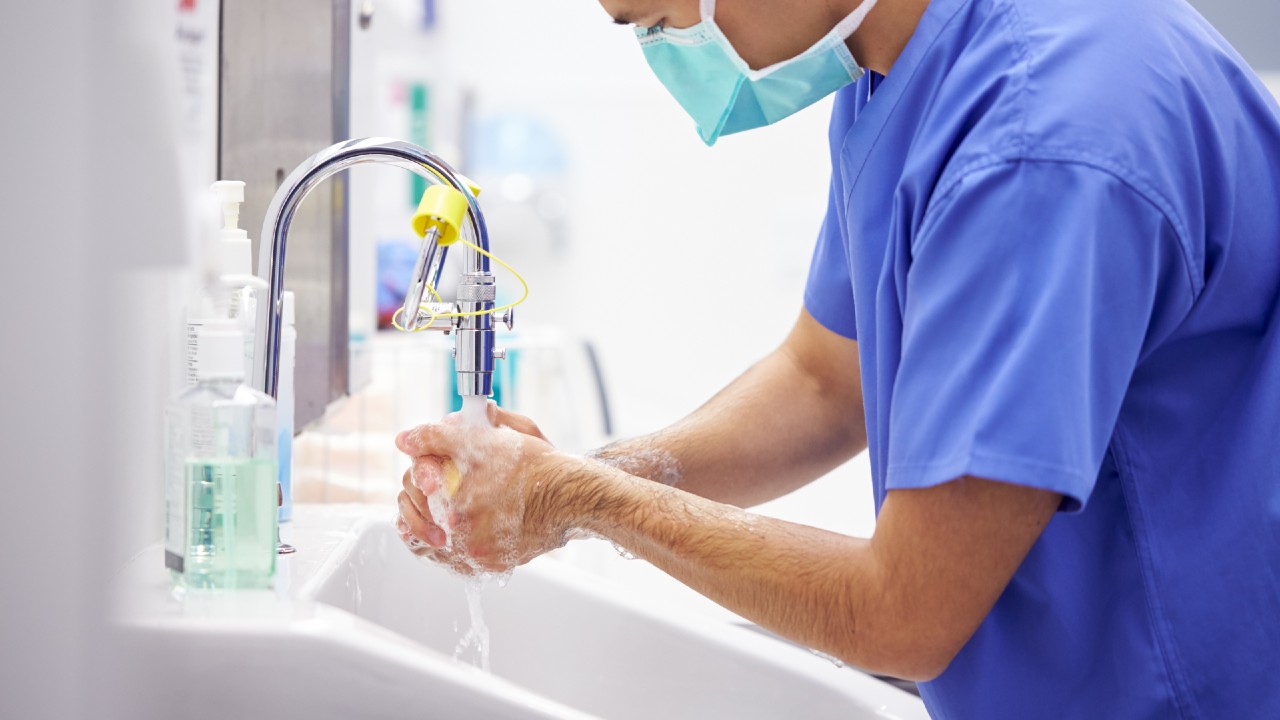 Lavado de manos del personal médico. Créditos: Freepik